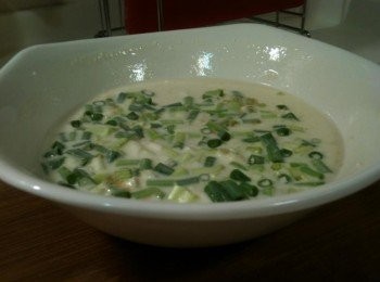 step3: 將步驟1的葱花加入麵糊裡，再灑上少許白胡椒及鹽，麵糊就完成了。