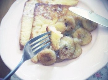 step8: 吸滿蛋液的法國吐司~~吃起來又香又柔軟!!! 配上我愛的肉桂蜜香蕉...棒棒棒^^"