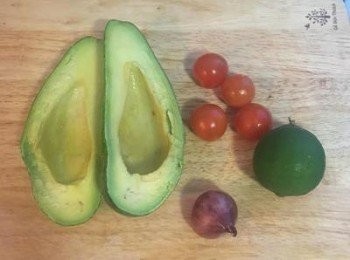 step1: 熟透的酪梨對切去籽，馬上擠些檸檬汁在切口防氧化變黑。