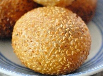 step6: 將煎堆放入熱油鑊170度炸，用中火炸，期間不停用鑊鏟或筷子翻動煎堆，不停壓煎堆，令煎堆容易漲大。炸約六至七分鐘至金黃色即成！