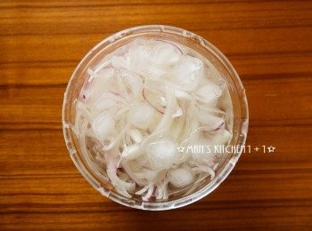 step1: 首先把洋蔥、紫洋蔥切成細絲後泡冰水備用。