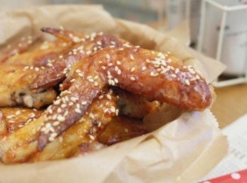 step7: 如果怕醬汁太辣可以改用刷子將醬汁均勻的刷上雞翅!!!最後在雞翅上灑上白芝麻即可~~