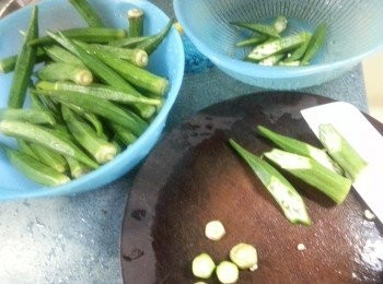 step1: 秋葵洗淨後切去頭部份不要,再斜切一開二