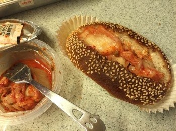 step10: 麵包放涼後用刀切開中間位置, 放入泡菜和芝士碎