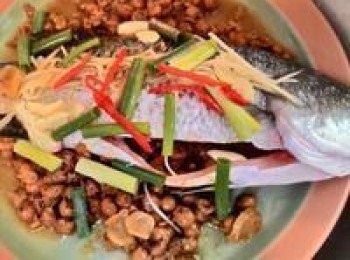 step1: 鱸魚和所有調味料,樹子,辛香料放入盤中 蒸熟即可