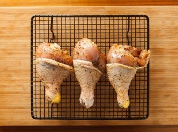 step2: 將雞腿取出稍微風乾