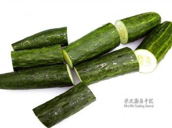 step1: 青瓜洗淨，切去頭尾，再分成4段。