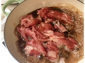 step3: 待牛肉未轉色前，加入醬油同煮。