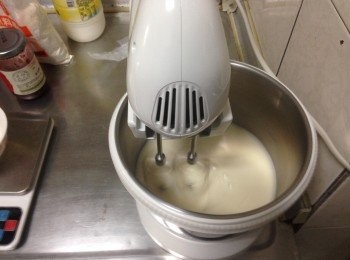 step2: 製作內餡:
將紅龍果果醬、馬斯卡彭起司、鮮奶油冰過後放入攪拌缸，混和細砂糖20g以高速打發後，放入冰箱冷藏。