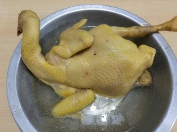 step4: 用冰水浸雞，可令雞肉嫩滑。