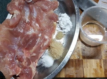 step3: 用醃<a href="https://bit.ly/2ZxapeY" target="_blank" data-keyword="雞扒" class="guide-link"><strong>雞扒</strong></a> <span style="display:inline-block;vertical-align:middle;margin-top:-3px;color:initial;border-radius:3px;padding:2px 3px;font-size:12px;line-height:14px;background:#87d300;color:#fff;">即買</span> 料:鹽1/4茶匙,砂糖1茶匙,生粉1茶匙,白胡椒粉少許,水2茶匙拌勻