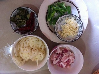 step1: 取出鍋，加入1匙食油材料A下鍋爆香。