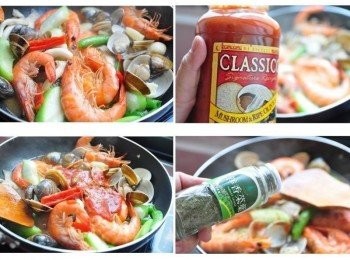 step4: 接著放入白蝦並加入磨菇橄欖醬拌勻，灑上洋香菜葉調味料，加入冷水滾煮一下，直到蛤蜊全開口!