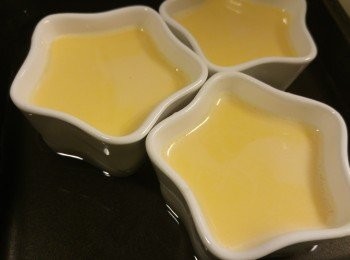 step1: 室温蛋黃3隻發混, 將糖,雲呢拿油和室温牛奶加入蛋液中,輕輕攪到糖溶化過篩後倒入容器。如有泡泡請用匙羹消滅。