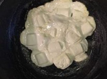 step1: 準備鑊，用小火熱溶牛油
加入綿花糖，小火慢慢煮溶（不需攪拌）
