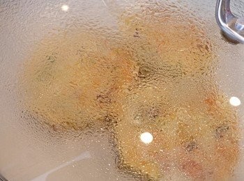 step3: 中慢火燒熱平底鍋，用掃/紙巾掃一層油，將麵糊分3-4份落鑊，轉最慢火，每面煎5-6分鐘，攪掂！