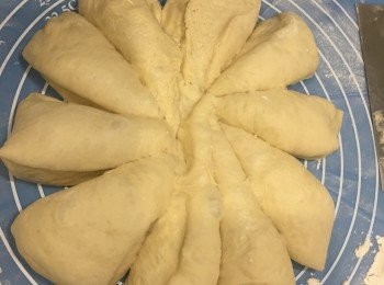 step8: 將<span class="group_3">麵糰</span>分成10份。