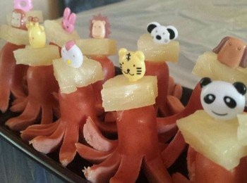 step4: 用膠籤寸好菠蘿及腸仔，即成