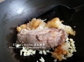 step5: 燒紅鑊 , 爆香蒜蓉 , 加入牛展(原條)及牛筋炒香