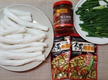 step1: 整理好所有食材，將腸粉切小段，備用。
