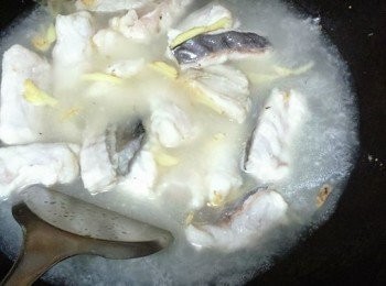 step5: 倒入熱水蓋過門鱔面