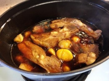 step3: 加入已出水的豬腩骨及粟子，滾起後轉小火炆1小時。