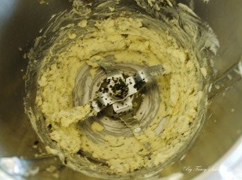 step2: 奶油軟化後用打蛋器攪拌成乳霜狀.加入羅勒葉碎.