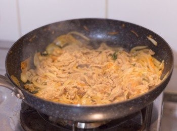 step6: 加入全部蔬菜炒至軟身，然後調到大火炒至汁料收乾，上碟後灑上芝麻即成
(蔬菜要切得比較幼，可以加快蔬菜變軟，煮好時豬肉又不會過熟)