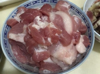 step1: 五花腩先洗淨用布索乾，加入粗鹽醃一晚備用。