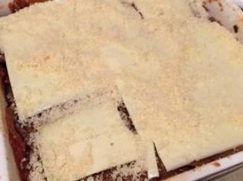 step4: 烤盤底層放寬條麵、中層放大豆肉碎茄醬、上層放茄子、再鋪大豆肉碎茄醬，面層放芝士及芝士粉，