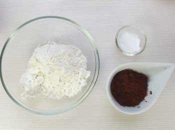 step5: 先將低筋麵粉,可可粉及泡打粉混合後過篩。