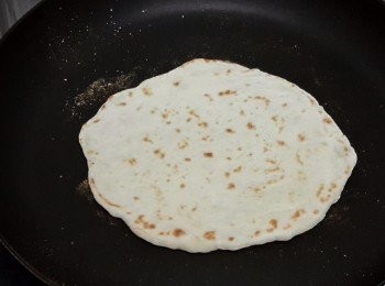 step5: 用中至大火，先燒熱平底鍋，不用下油，直接放麵糰，烘約一分鐘，然後反轉另一面要烘一分鐘左右即成！