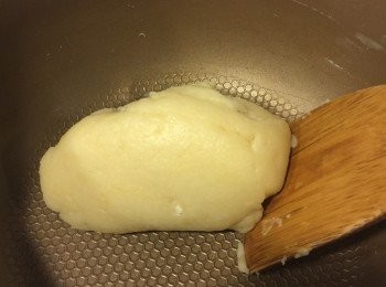 step2: 中筋麵粉過篩進剛剛煮沸的奶水液中
用湯匙或鏟子拌成麵糰