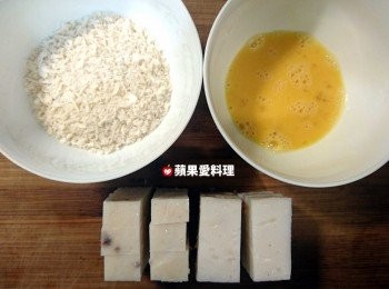 step2: 先沾蛋液，再沾麵包粉（此時可先將烤箱預熱）。