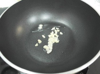 step3: 取一鍋倒入少許油爆香蒜末!!!