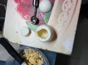 step6: 用圓匙工具挖去中間部份,挖出蛋黃不要,用食用凍開水洗淨(此動作要小心,否則會挖爛蛋白)