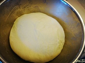 step6: 第一次發酵完成後，拿出麵團按壓排氣。分成6等份待造形。