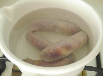 step1: *將香腸放入滾水中燙2分鐘撈起備用~
*煮另一鍋水，滴少許沙拉油以及些許鹽巴，將青江菜燙熟備用~