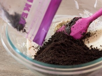 step3: 忌廉芝士先用膠刮壓散，加入已打碎的餅乾（留意因為餅乾連同餡料一同打碎，一定會有餅碎黏在保鮮袋內，記住要刮乾淨哦！）；