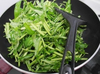 step3: 香氣出來後放入切段的空心菜拌炒~~