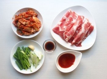 step1: 準備材料。青蔥切段,泡菜切塊,蒜頭磨成泥。