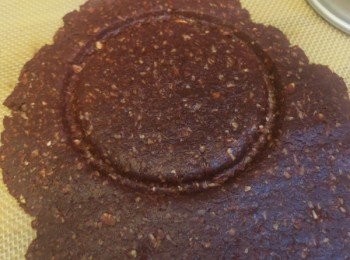 step8: － 把雪好的麵糰拿出來壓成一大片
－ 用小碗當模具壓出圓形，上面用叉子在上面穿洞