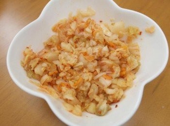 step4: 泡菜用剪刀切成碎狀^^"