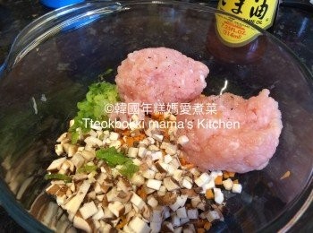 step2: 把免治雞肉、紅蘿蔔、蘑菇、大蒜及醃雞肉材料一起用手拌勻。