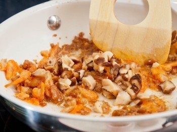 step1: 先用紅蔥頭白鑊煸香下免治肉炒至轉色灒酒