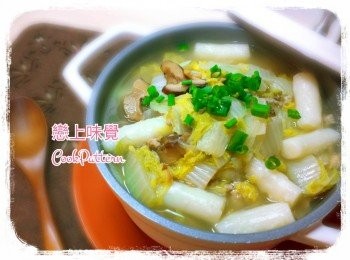 step7: 最後加入蔥花及泡菜即可。