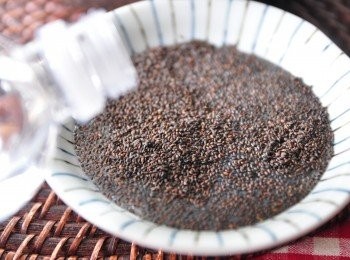 step2: 先將羅勒籽放進少許水浸泡