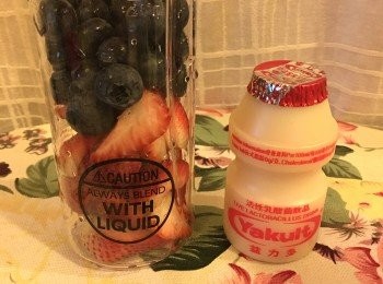 step1: 將所有材料洗乾淨，士多卑利切件;