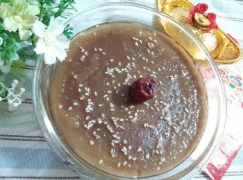 step8: 最後灑上白芝麻和放上紅棗做裝飾