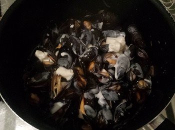 step5: 開蓋確認青口已開口後加入忌廉攪拌便可上碟!